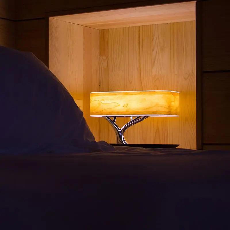 Moderne tischleuchte mit kirschholzschirm, einstellbare helligkeit, kabelloses aufladen, LED, touch control