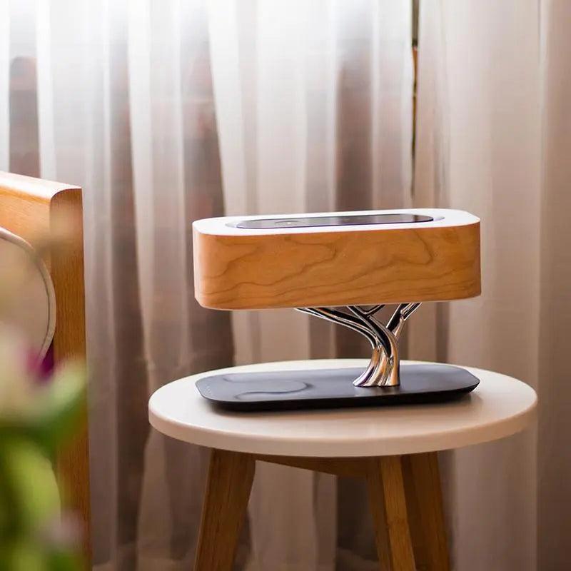 Moderne tischleuchte mit kirschholzschirm, einstellbare helligkeit, kabelloses aufladen, LED, touch control