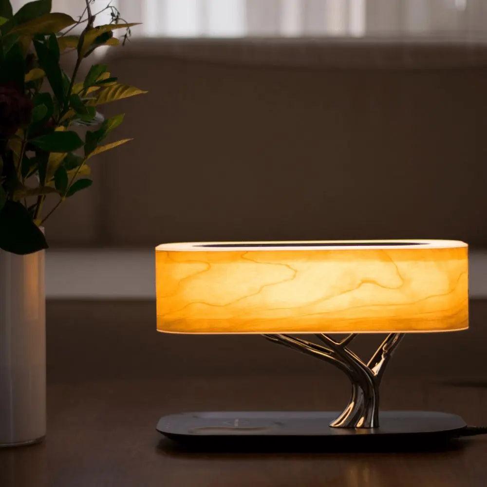 Moderne tischleuchte mit kirschholzschirm, einstellbare helligkeit, kabelloses aufladen, LED, touch control