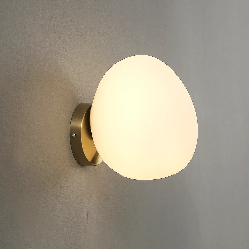 ShellWhite -  Wandleuchte aus eierweißem Glas