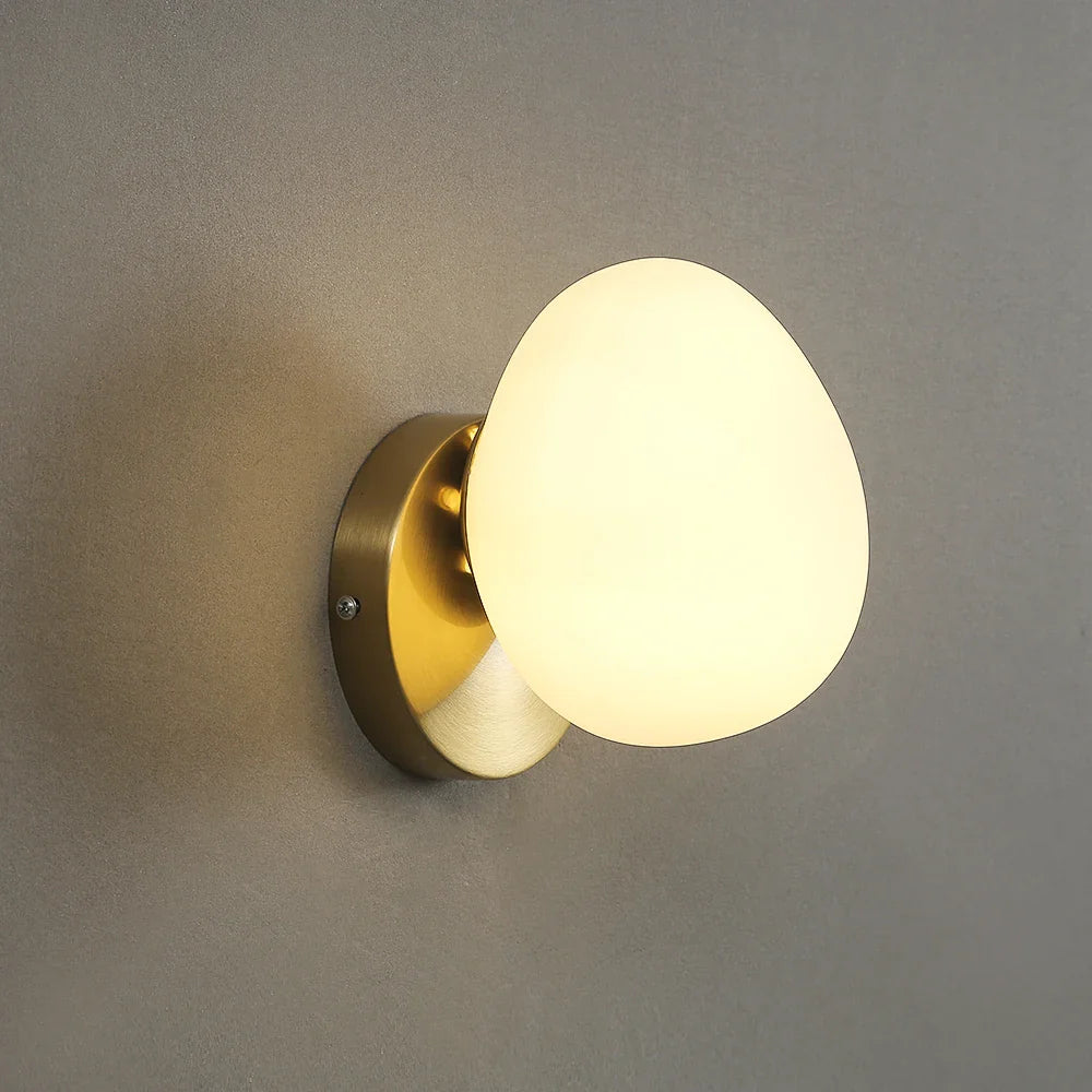 ShellWhite -  Wandleuchte aus eierweißem Glas